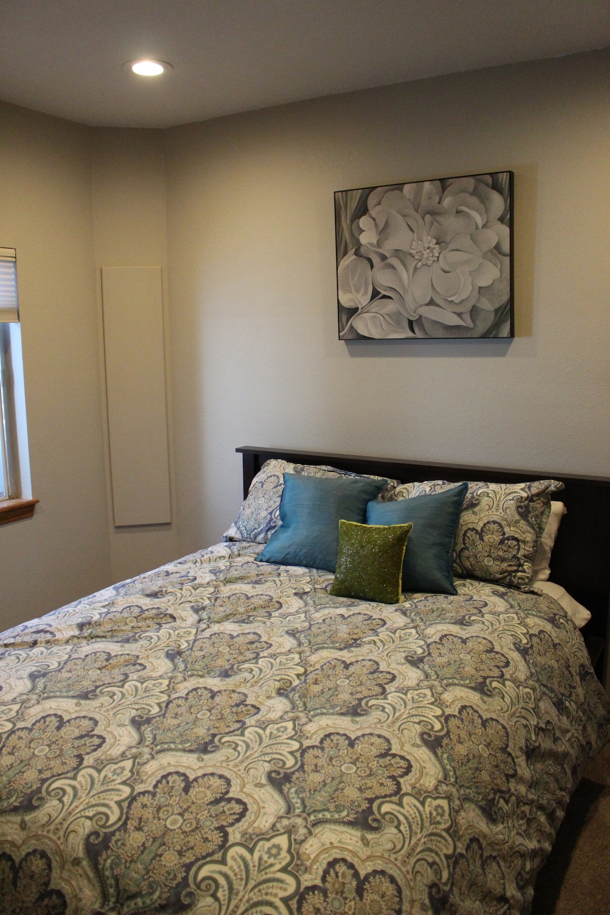 卧室2.还有一个大衣橱、梳妆台和镜子。