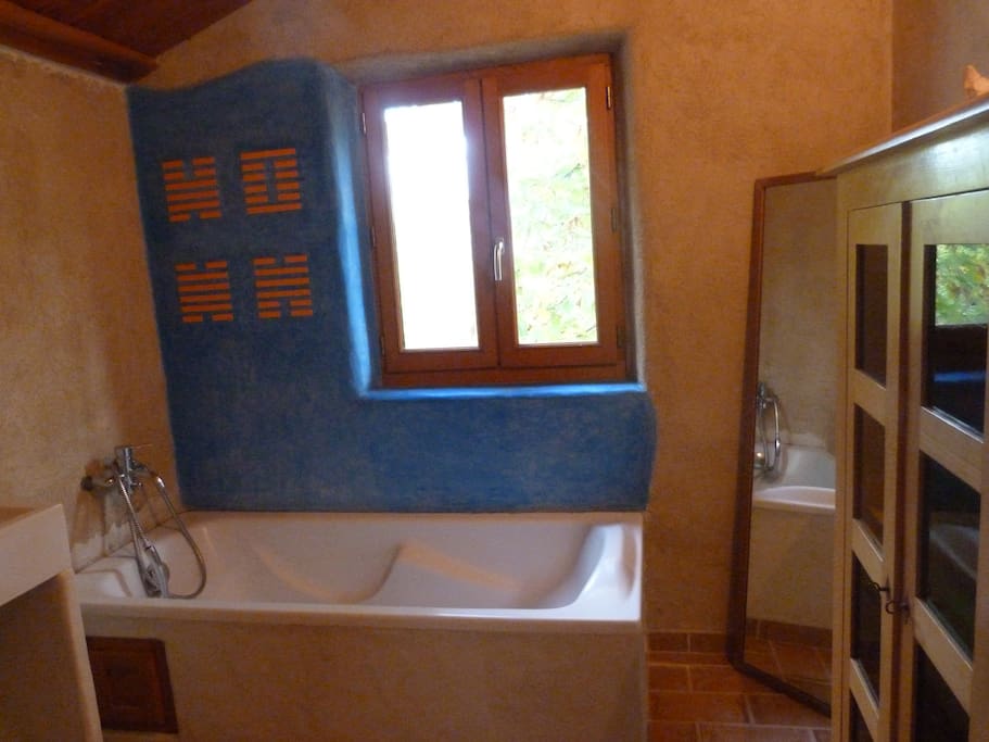 la salle de bain aux couleurs naturelles et reposantes