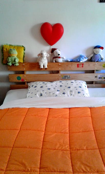 Il letto per gli ospiti.