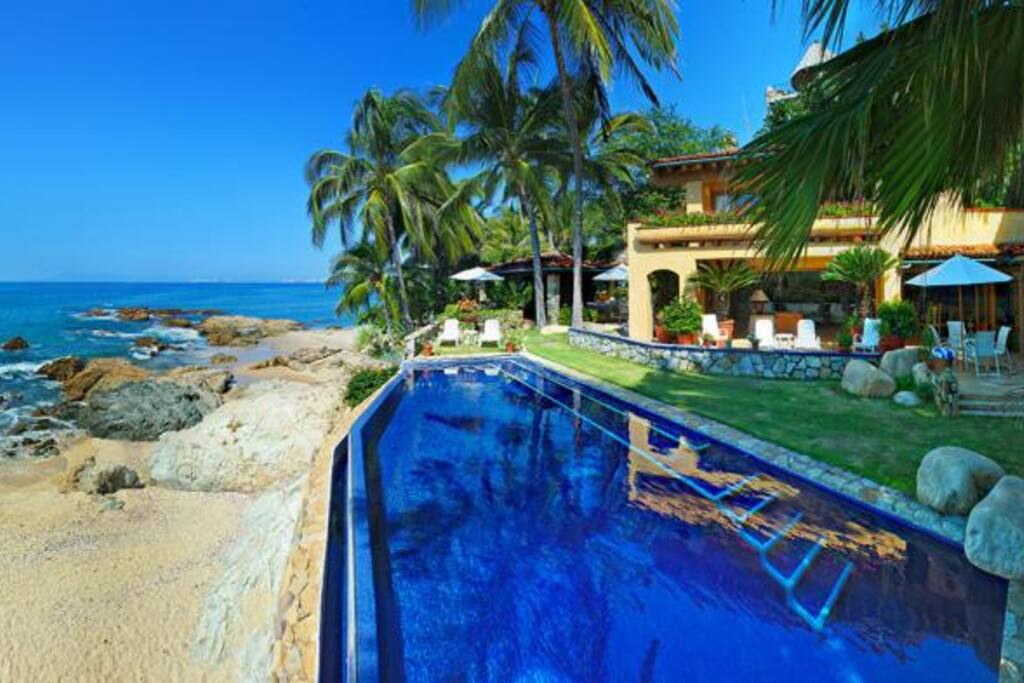 The best part of the house , the pool , pamper by yourself and come to swim into her