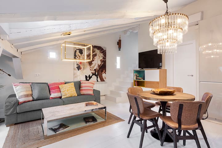 Great 2 bdrms apartment in the city center. 4B.