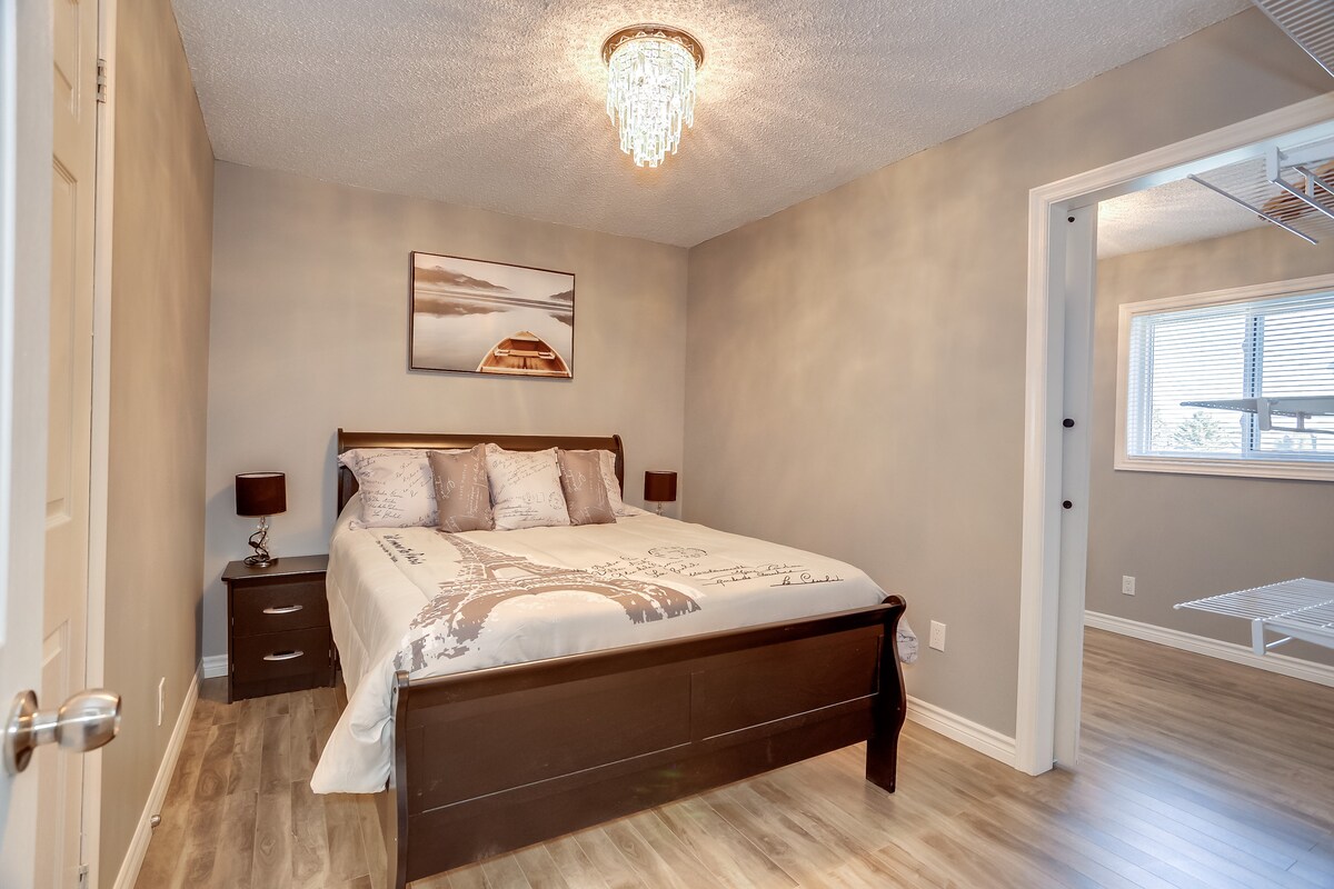 ห้องนอนควีน - ประตูห้องน้ำทางซ้ายมือ - ประตูบานเลื่อนโรงนาไปยังห้องนอนที่สองทางขวามือ - ประตูห้องนั่งเล่นด้านหน้า