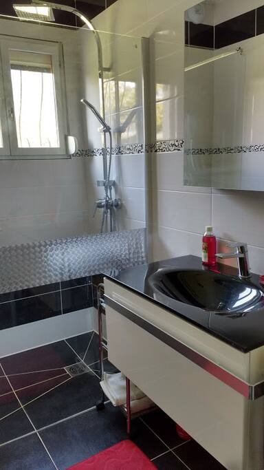 Salle d'eau, douche à l'italienne