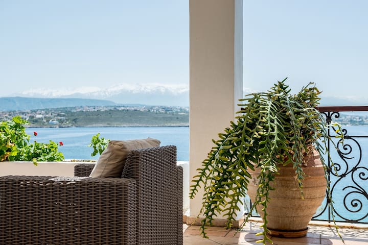 Sea front,amazing view, Alianthos Villa gallery image 3