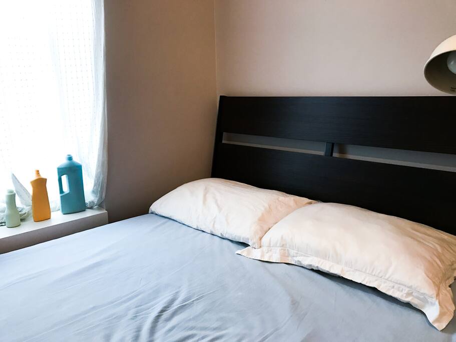 the bedroom (queen bed)