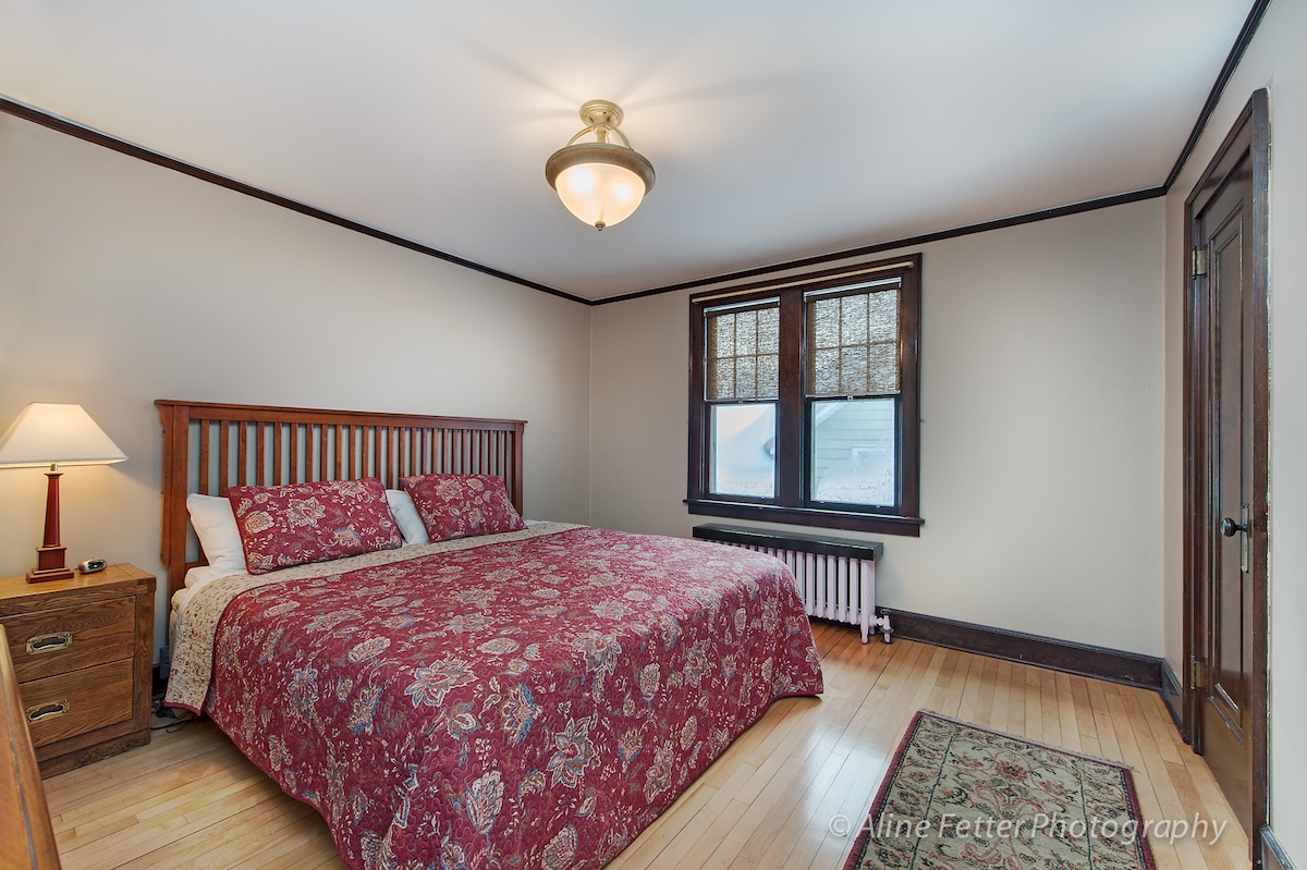 Veľká manželská posteľ na poschodí