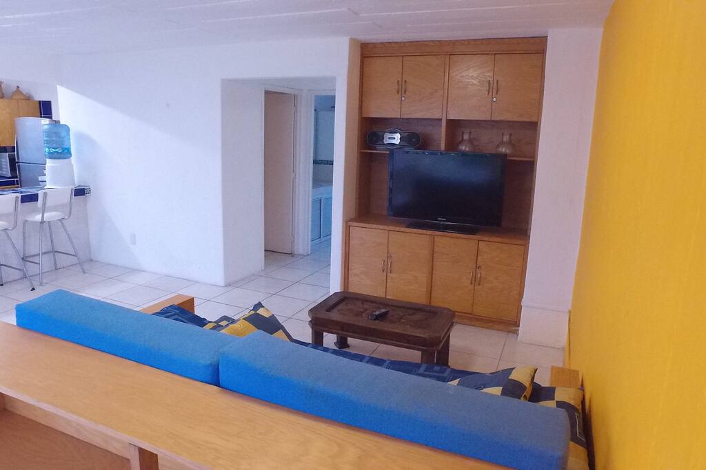 Sala, en esta area pueden dormir dos personas, la TV no cuenta con señal.