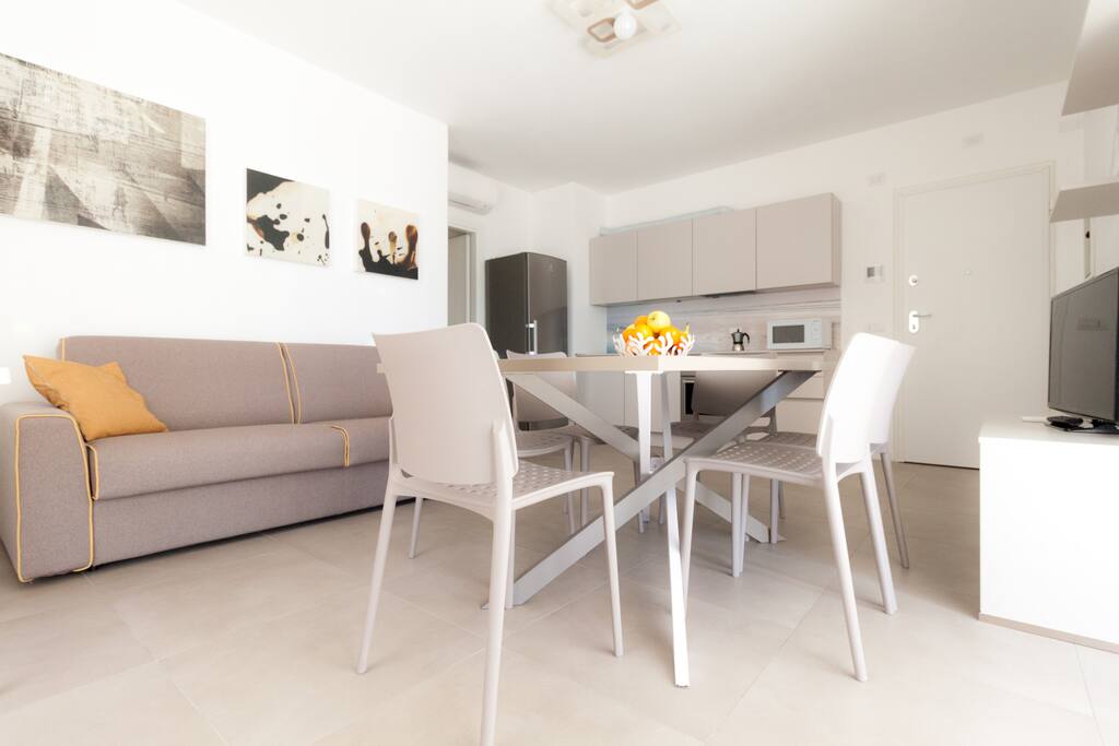 Zona giorno con divano letto matrimoniale/Living room with double sofa bed