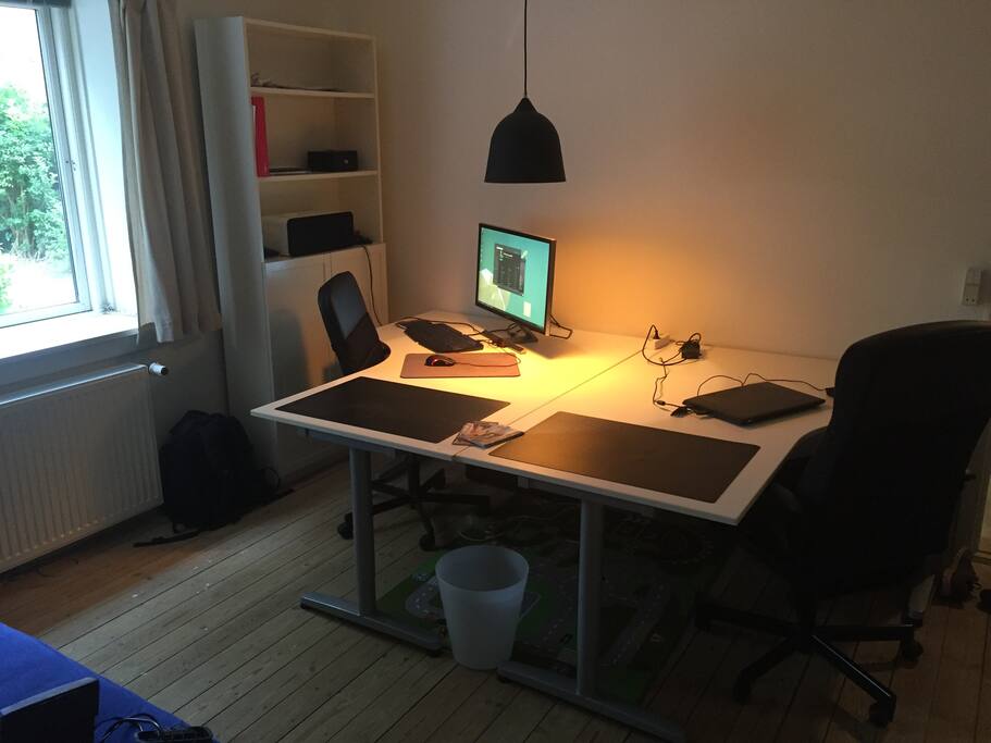 Stuen er udstyret med to store kontorborde, hvilket også kan benyttes som spisebord.