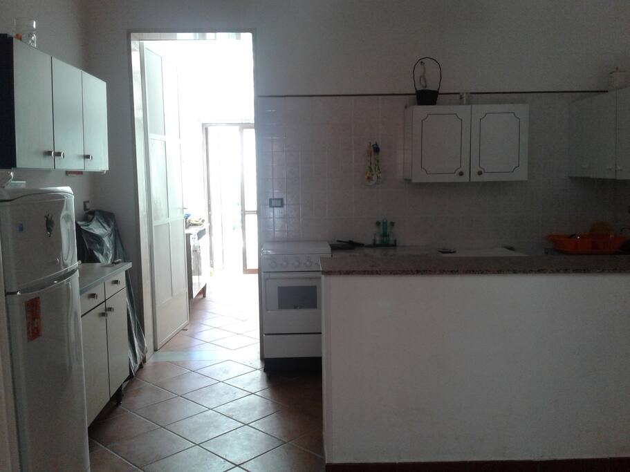 cucina con piano snack e lavoro.