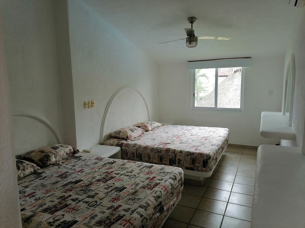 RECÁMARA 1 EQUIPADA CON AIRE ACONDICIONADO, VENTILADOR TECHO, PERSIANA BLACK-OUT, ROPA DE CAMA,  CON BAÑO COMPLETO, ROPA DE BAÑO