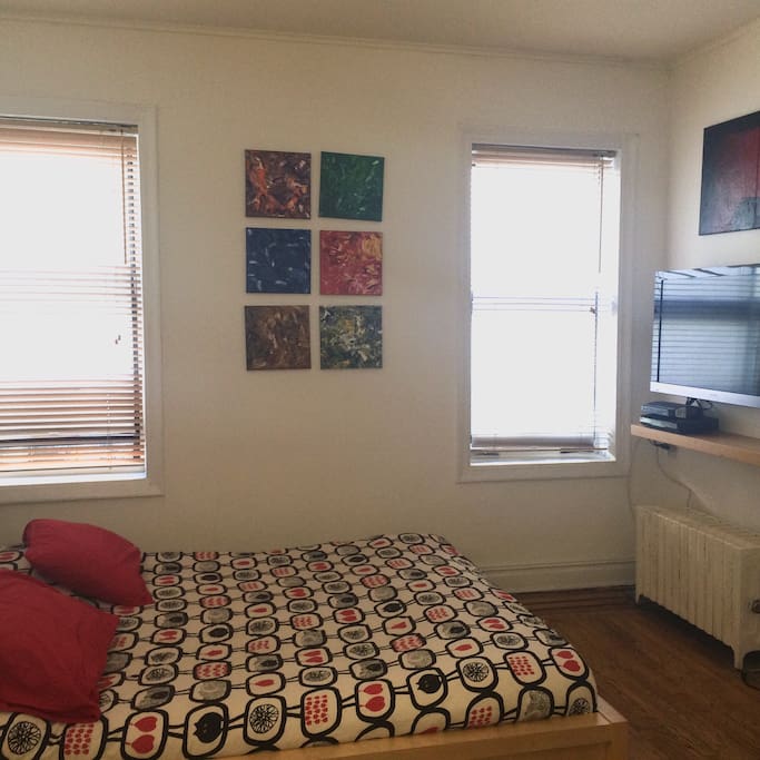Queen bed,42" TV, cable and wifi.
