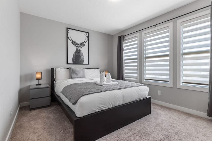 Bedroom 2 with queen size bed 