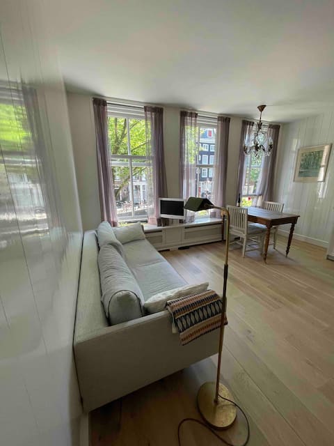 Successful Airbnb property: Charming canal apartment Jordaan in Anjeliersbuurt Zuid