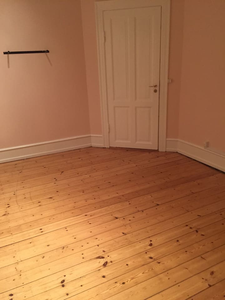 

Picha haina godoro, mpangilio wa kulala unaonekana kwenye picha zingine.
Hapa ni chumba bila godoro ikiwa unahitaji kufanya yoga.
Hapa ndipo utalala kwenye springi ya sponji ya sponji yenye umbo la Triple Lux.
Pia nina godoro la ziada 180x70cm.