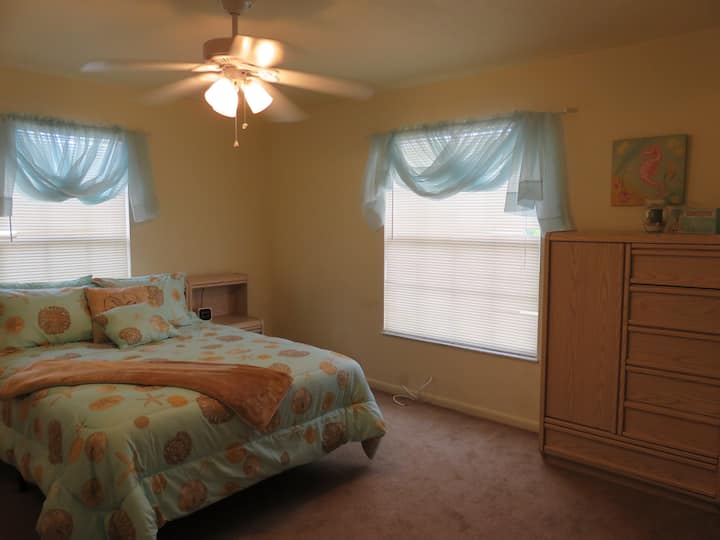 Queensize-Schlafzimmer mit begehbarem Schrank