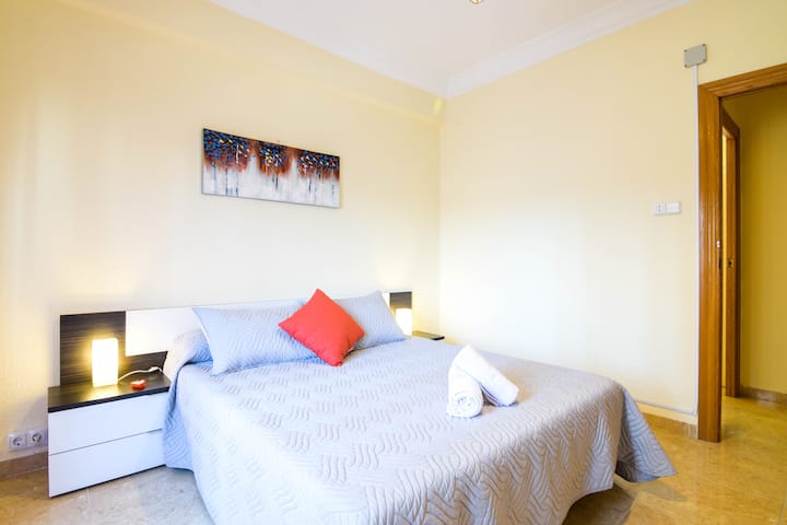 Მთავარი საძინებელი 150x190 სმ საწოლით და აივანზე გასასვლელით. Მთავარი საძინებელი 150x190 სმ საწოლით აივანზე გასასვლელით.