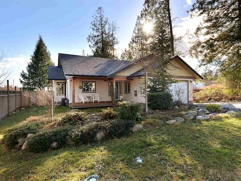 Spacious & Modern 3 BR Family Getaway in Gibsons