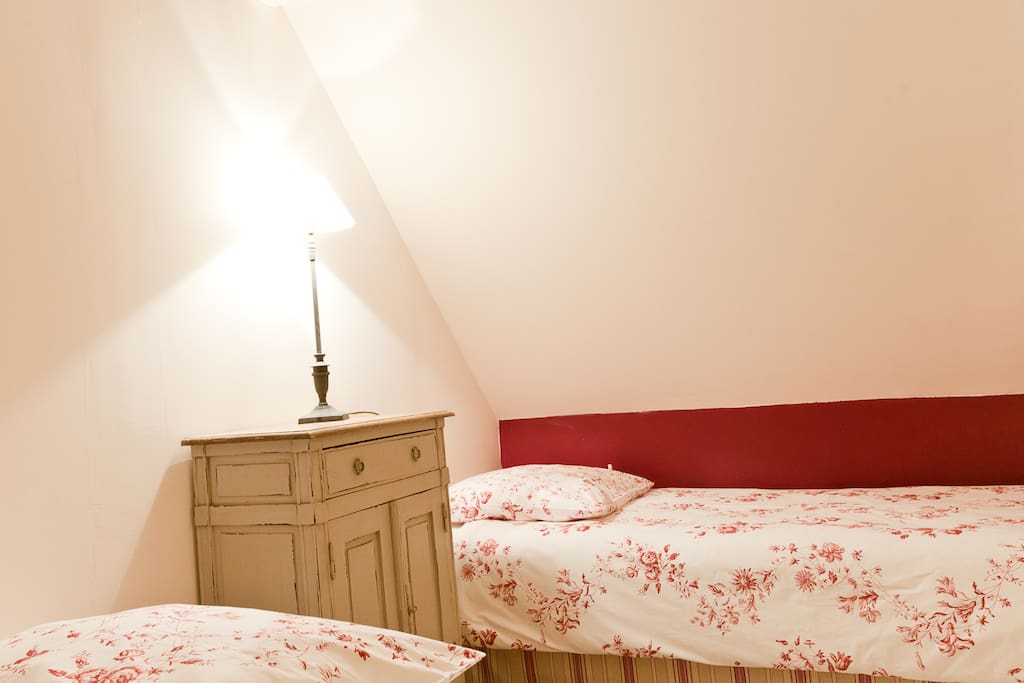 Chambre à l'étage. 2 lits simples, qui peuvent être rapprochés pour devenir un lit double.