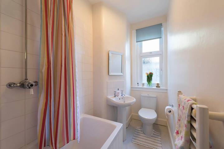 Beautiful house with conservatory and large garden gallery image 5