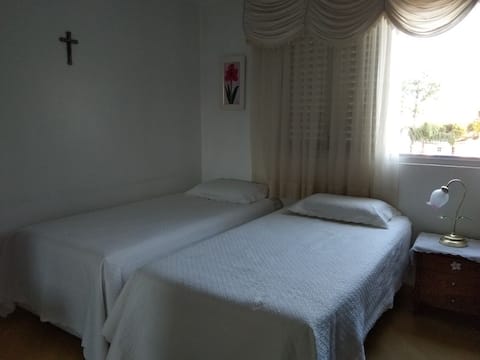 Quarto bem localizado!!! Sinta-se em casa!!