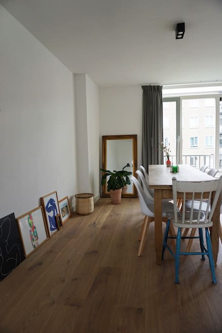 Cute and bright apartment, everything is brand new since the whole building was just renovated. Nice little details & charm of the apartment will make you feel at home.
We are located in the middle of Amsterdam-West - a super hip and quiet neighbourhood. Only 5 minutes by bike to a little beach at Sloterplas, 5 minutes walk to the best pizza bakery with the best terrace Buurman & Buurman (and many other cafes/restaurant), 8 minute walk to the local supermarket (Albert Heijn) and last but not least: super close to bike rentals to start your journey into the city!