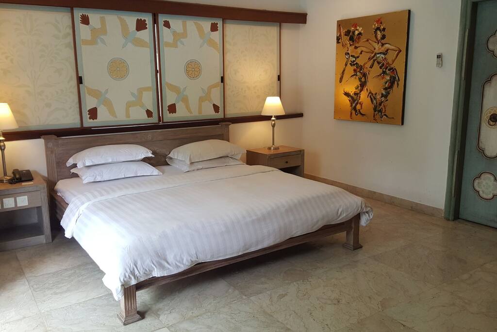 Your room: 1 king size bed, 2 free water bottles, very fast wifi towel and sheet services, breakfast in bed..need more? just ask! :)