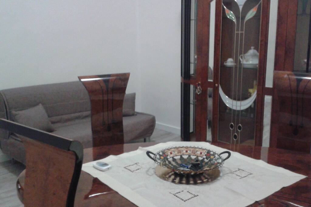 sala da pranzo con divano letto