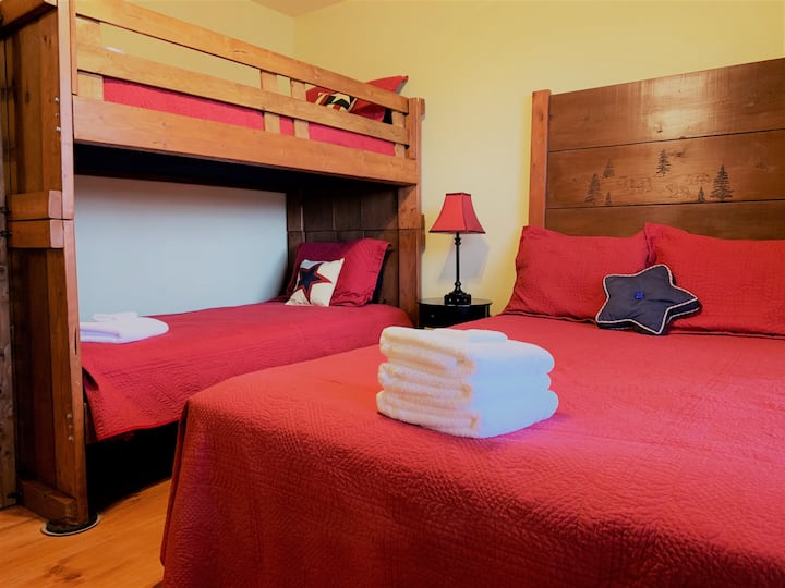 Chumba cha kulala cha ghorofa kilicho na kitanda kamili na vitanda viwili vyenye ghorofa