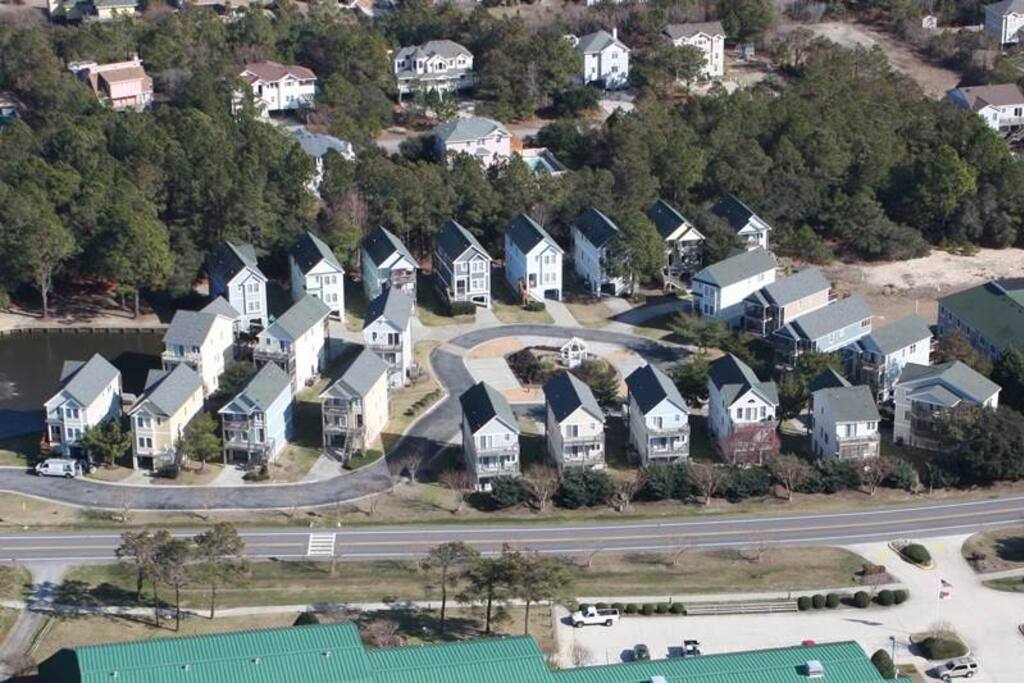 Downtown,Neighborhood,Town,Building,Road