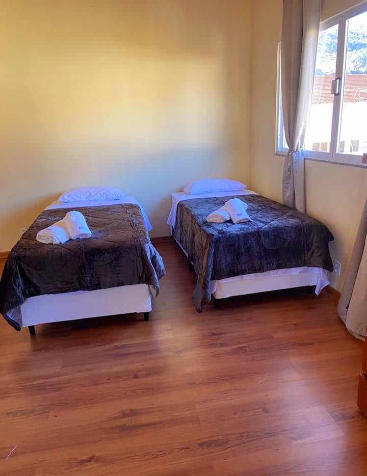 卧室配有两张床或双人床。