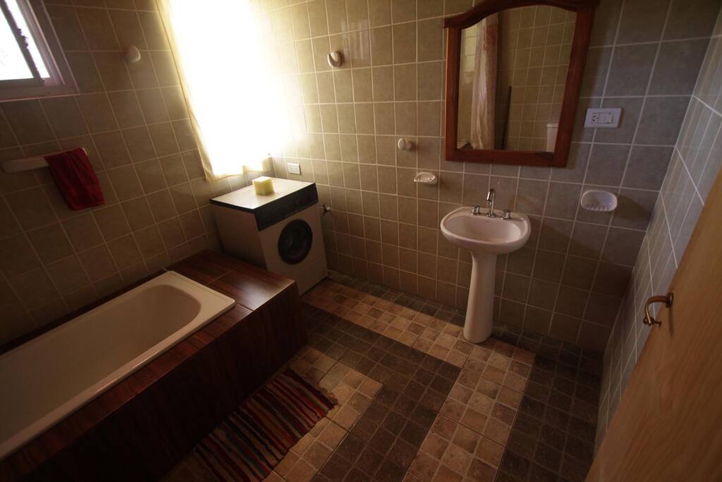 Baño grande con bañera.