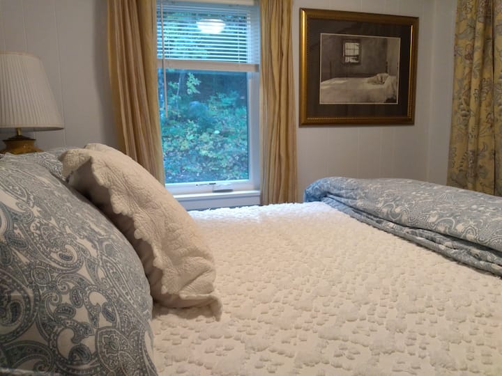 La camera da letto  ha un comodissimo letto queen-size con vista sui percorsi della Powder House Hill!