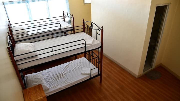 Dormitorio familiar con 2 camas dobles en la terraza, 2 armarios y baño privado.