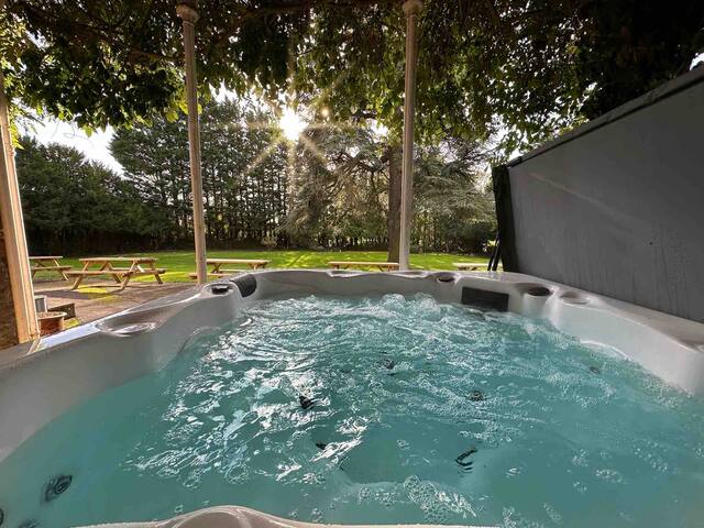 Entire Mansion 14 en suite bedrooms sleeps 34 gallery image 4