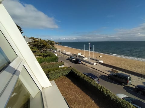 Popular Airbnb listing: Oceanfront studio with veranda in Pornichet