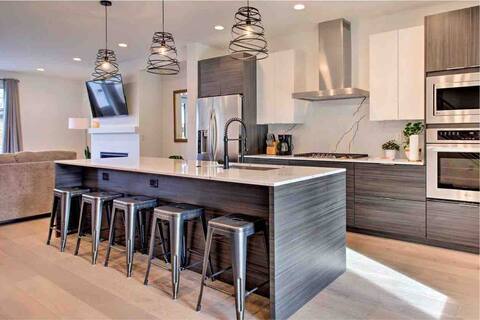 5 Bedrooms Sleek Home in Prime location