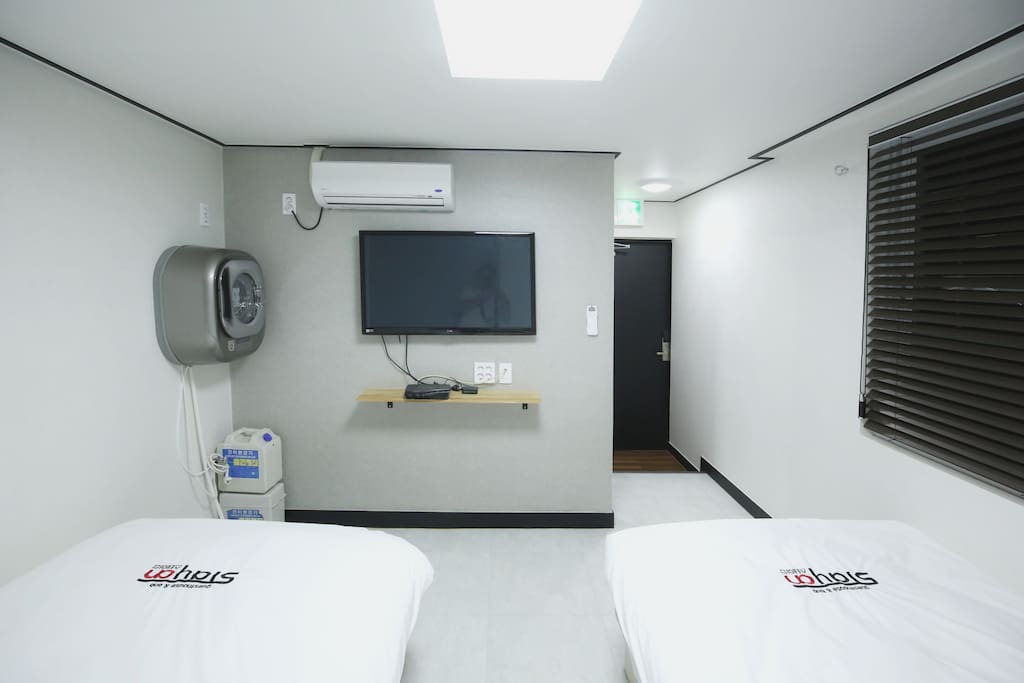 TWIN ROOM