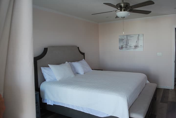 O quarto principal oferece uma cama king size, varanda privativa e banheira completa com uma banheira de hidromassagem. Todos os quartos estão equipados com uma televisão ROKU de tela ampla.