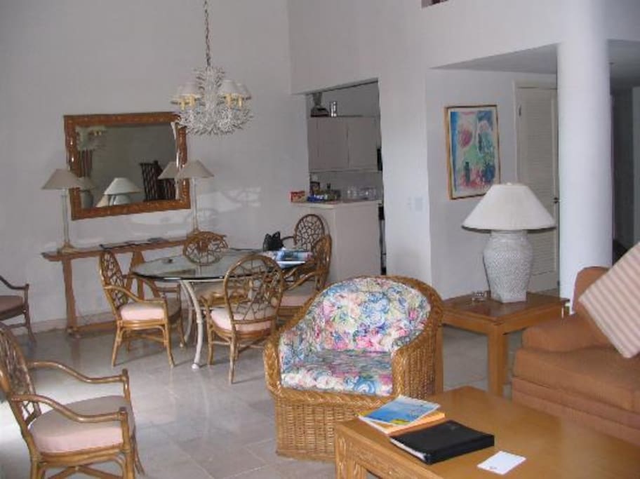 Dining area (fully equipped adjoining kitchen)