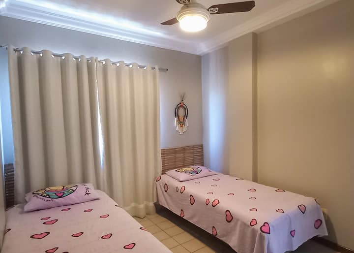 Chambre avec 2 lits jumeaux, pouvant accueillir jusqu'à 4 personnes. Il y a des ventilateurs de plafond et un petit ara pour accueillir les vêtements. La chambre offre une belle vue sur la mer. Vérifier avec l l linge de lit disponible.