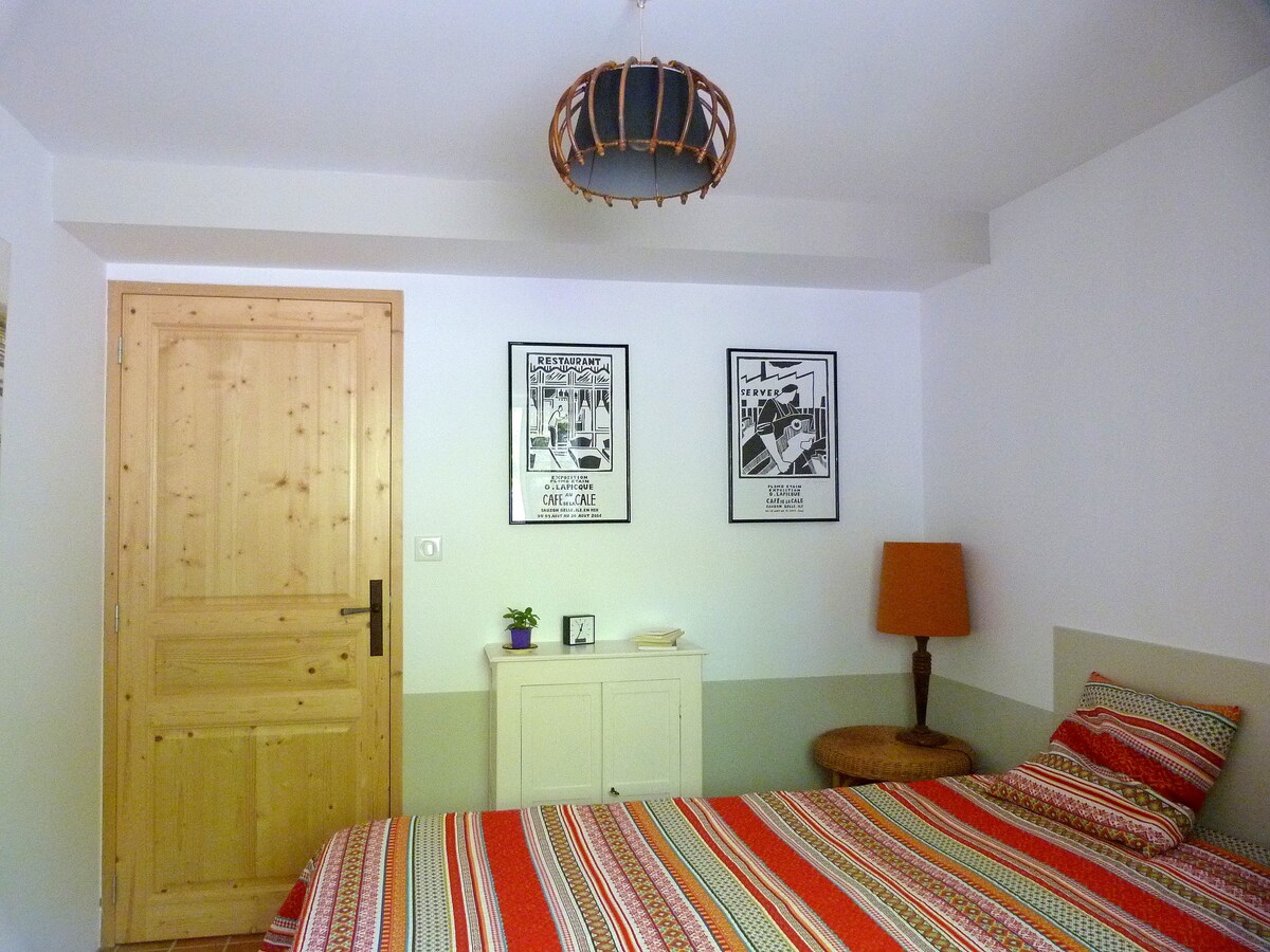 De kleine slaapkamer op de begane grond