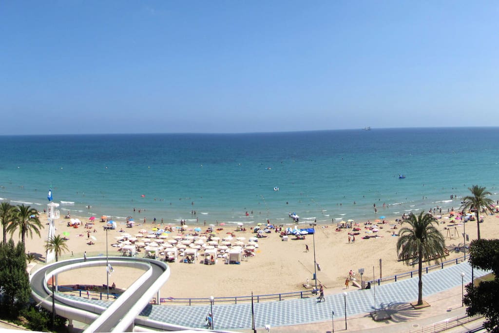 Vista panorámica de la playa desde el apartamento