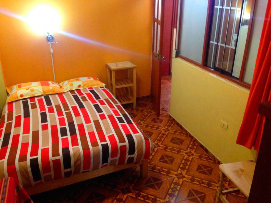 Cama matrimonial con baño privado