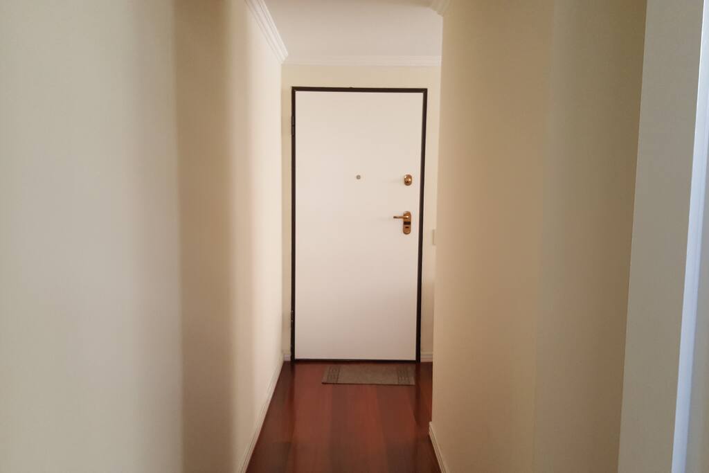 Puerta de ingreso blindada / Front security door (seen from the inside)