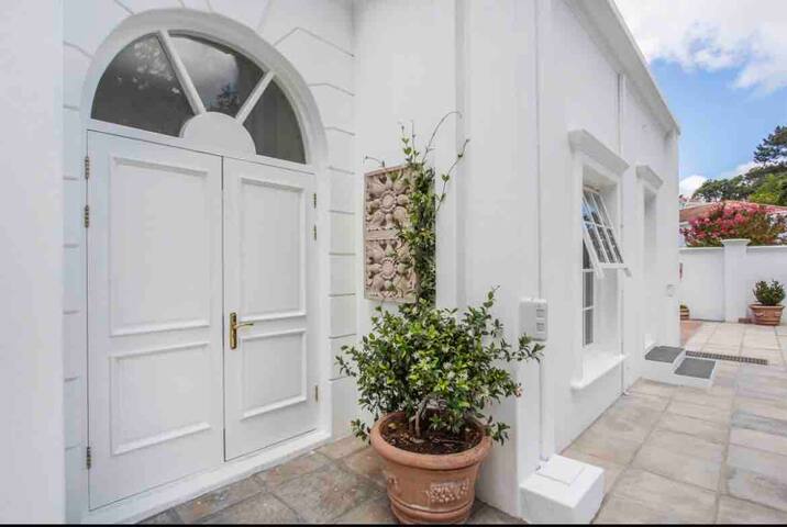 Luxury serviced cottage + heated pool Constantia gallery image 3