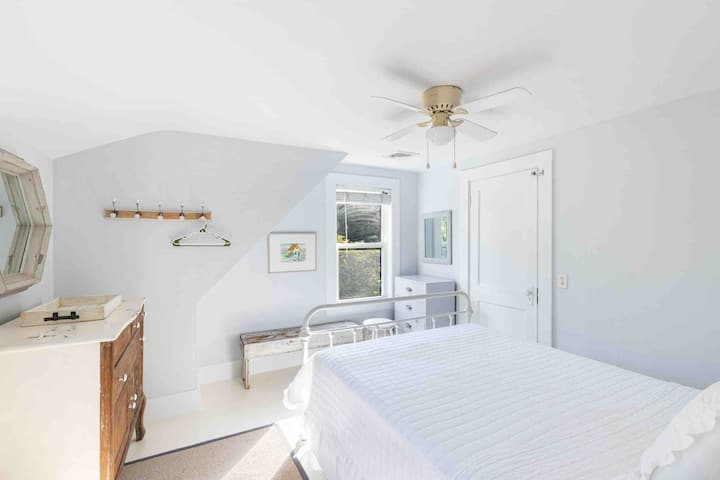 Segundo baño bien equipado con cama matrimonial y servicios esenciales.