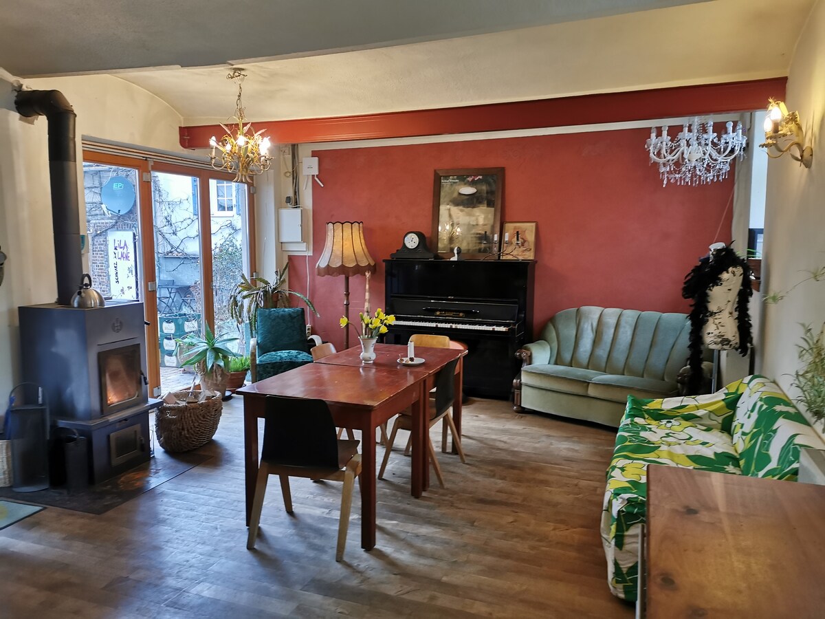 นี่คือห้องครัวที่อบอุ่น 
ประตูระเบียงสามารถผลักได้อย่างสมบูรณ์ดังนั้นคุณจึงอยู่ที่ระเบียงในสนามโดยตรง ถ้าคุณต้องการคุณยังสามารถเริ่มต้นวันใหม่ด้วยดนตรีเปียโนได้อีกด้วย