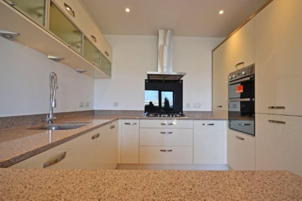 Kitchen (oven/grill, integrated fridge freezer, dishwasher, microwave, toaster & kettle)