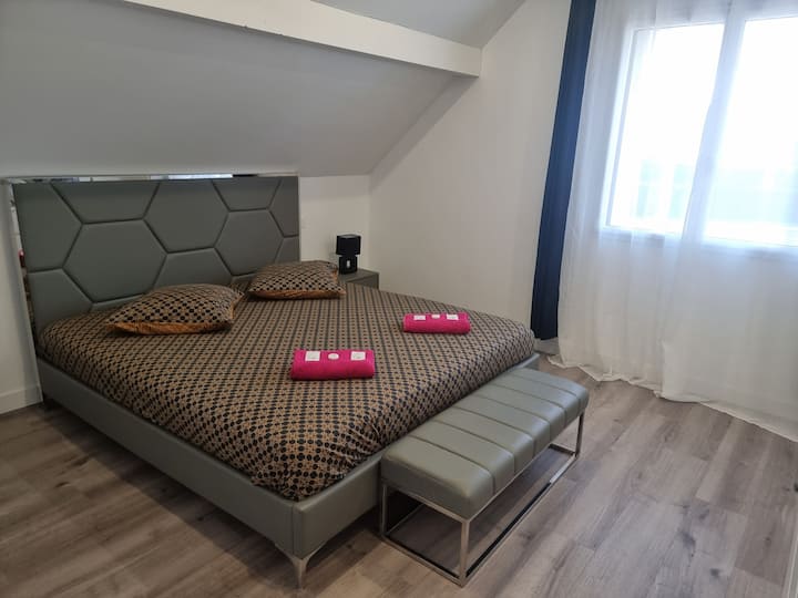 spálňa 1 > manželská posteľ 190 x 200 pre 2 osoby, 2 nočné stolíky, komoda 6 zásuviek
zásuvka usb 2.0